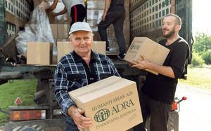 Freiwillige von ADRA Ukraine helfen beim Verteilen der Lebensmittelpakete.
