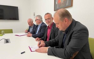 Unterzeichnung des Kooperationsvertrags (v. li.): K. van Treeck & L. Strarck (Inst.), Prof. Dr. R. Fischer, T. Koch (Kanzler)