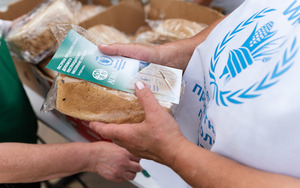 Verteilung von Brot und Lebensmittelpaketen durch ADRA Ukraine und Welternährungsprogramm (WFP).