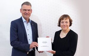 Christoph Rösel, Generalsekretär der DBG, gibt Annette Kurschus, EKD-Ratsvorsitzende, die Urkunde als erstes Förderkreismitglied