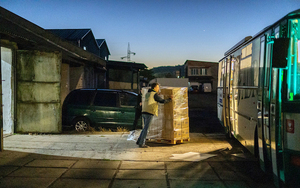 Fünf Tonnen Hilfsgüter von ADRA Slowakei werden vom Lagerhaus in der Ukraine in den Bus von ADRA Slowakei verladen.