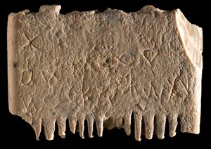 Der Elfenbeinkamm mit der kürzlich entdeckten kanaanitischen Inschrift.