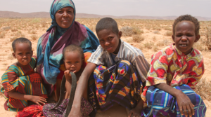 Mutter in Somalia mit Kindern.