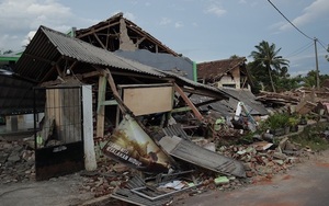 Vom jüngsten Erdbeben in Indonesien zerstörte Häuser.