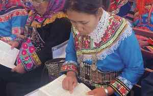 Gottesdienstbesucherinnen in China lesen in der Bibel.