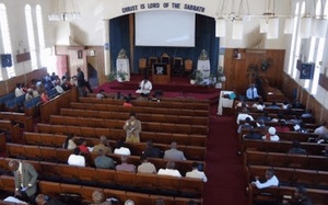 Blick in den Gottesdienst der adventistischen Kirchengemeinde in Johannesburg-Zentrum.