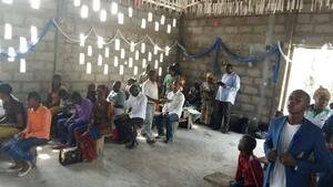 Symbolbild – Adventistischer Gottesdienst in Oyo/DR-Kongo.