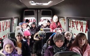 Kinder aus der Siedlung Marjanske auf dem Weg zur Neujahrsfeier. 