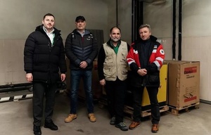 Mitarbeitende von ADRA Ukraine bei der Übergabe der Generatoren.