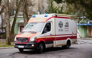 Ambulanzfahrzeug von ADRA Ukraine hilft bei der Evakuierung kranker Personen. 