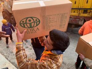ADRA Syrien verteilt Lebensmittelpakete und repariert Wasserleitungen.