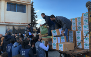 Verteilung von Essenspaketen durch ADRA Syrien in den ersten Tagen nach dem Erdbeben.