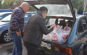 Adventistisches Kirchenmitglied in Borissoglebsk entlädt Hilfsgüter für Geflüchtete aus der Ukraine.