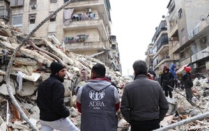 ADRA-Mitarbeiter im Gespräch mit Überlebenden des Erdbebens in Syrien.