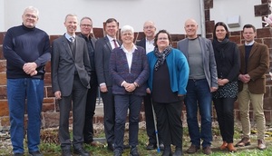 Adventistische Besuchsdelegation mit Mitarbeitenden des Konfessionskundlichen Instituts Bensheim.