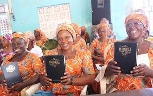 Frauen in Nigeria mit der ersten vollständigen Bibel in der Sprache Okun.