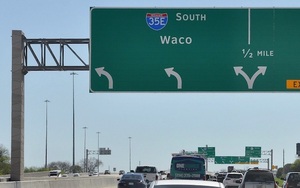 Highway-Wegweiser nach Waco (Texas, USA).