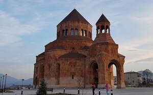 Die zwischen 2006 und 2019 erbaute Stepanakert-Kathedrale in der gleichnamigen Stadt in Bergkarabach.