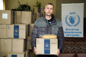 ADRA Ukraine verteil Lebensmittelpakete, die vom WFP und ADRA Schweiz mitfinanziert wurden.