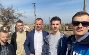 Die fünf russischen Jugendlichen, die nach Mariupol gefahren sind.