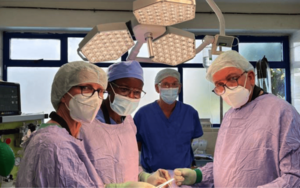 Das Ärzteteam in Kenia im Einsatz: (v. li.) Dr. Cornelia Strunz, Dr. Hillary Mabeya, Dr. Uwe von Fritschen, Dr. Roland Scherer.
