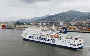 Das Spitalschiff Global Mercy™ des Hilfswerks Mercy Ships, im Hafen von Freetown, Sierra Leone.