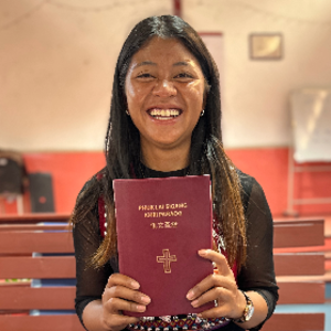 Frau der ethnischen Minderheit der Wa in China freut sich über eine Bibel in ihrer Sprache.