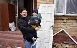 ADRA hilft 380 Familien in der Ostukraine, ihre Häuser winterfest zu machen.