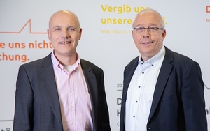 Die Präsidenten der Freikirche der Siebenten-Tags-Adventisten in Deutschland, Johannes Naether (NDV, li) und Werner Dullinger (S