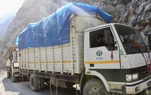 Lastwagen von ADRA Nepal transportieren die Nothilfe ins Katastrophengebiet.