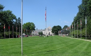 Der Campus der Andrews University mit den Flaggen der Länder, aus denen die Studierenden stammen.