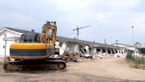 Bulldozer zerstören im Auftrag des Staats im Juli 2023 die New Life Kirche in Minsk.