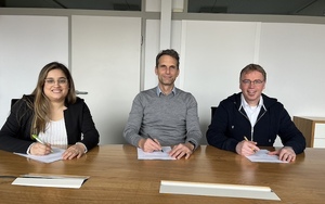 Unterzeichnung des Kooperationsvertrags (v. li.): Sara Salazar Winter (DVG), Thomas Knirr (Adventisten) und Oliver Späth (SCN).