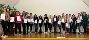 Teilnehmerinnen der ersten R.E.A.L-Weiterbildung mit ihren Zertifikaten.