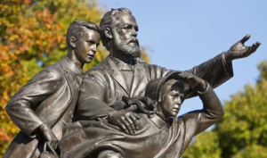 Skulptur von J. N. Andrews mit Kindern, dem ersten offiziellen Missionar der Adventisten.