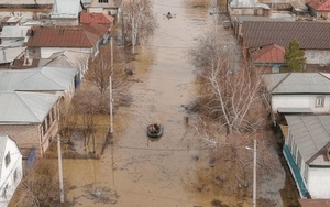 Überflutete Strassen in Orsk (Russland).