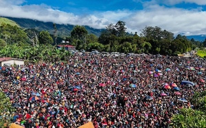 2.500 Personen am Eröffnungstag der Gesundheitsuntersuchungen in Mount Hagen, westliche Hochlandprovinz von Papua-Neuguinea.