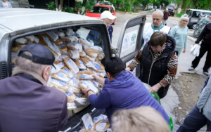 Freiwillige von ADRA Ukraine verteilen täglich 4.500 Brote in der Region Cherson.