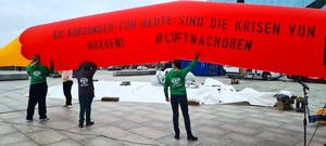 Der zwölf Meter lange Rotstift bei der Demonstration „Luft nach oben“ in Berlin. 