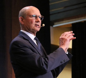 Pastor Ted Wilson bei der Predigt in Saignelégier. 