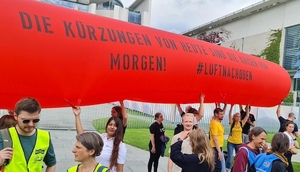 Protestaktion verschiedener Hilfsorganisationen am 17. Juli vor dem Kanzleramt in Berlin.