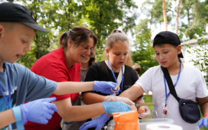 Betreuerin leitet die Kinder in einem Workshop an.