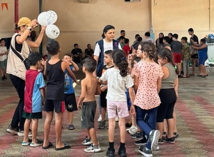 Freiwillige der adventistischen Sekundarschule in Mouseitbeh (ASM) spielen mit Kindern.