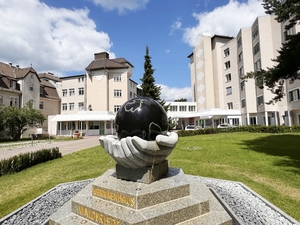 Blick auf die Gebäude des Krankenhauses Waldfriede in Berlin-Zehlendorf.