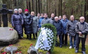 Teilnehmende an der Gedenkfeier für die adventistischen Opfer der Verfolgung durch Stalin.