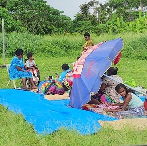 Familien, die durch das Erdbeben obdachlos wurden, schlafen im Freien, auch aus Angst vor Nachbeben. 