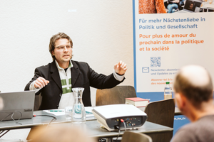 Simon Grebasch, evangelisch-reformierter Pfarrer in Münsingen/BE, beim Referat.