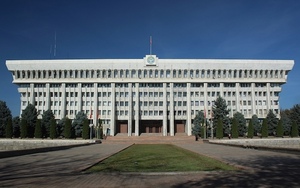 Das „Weisse Haus“ in Bischkek. Sitz des Parlaments in der Hauptstadt Kirgisistans.