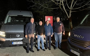 Das Umzugsteam aus Rumänien mit den Transportfahrzeugen.