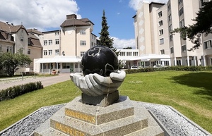 Blick auf die Gebäude des Krankenhauses Waldfriede.